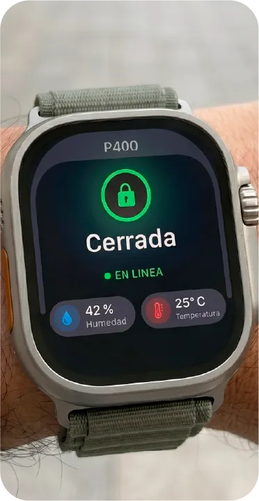 Smartwatch notificando puerta cerrada